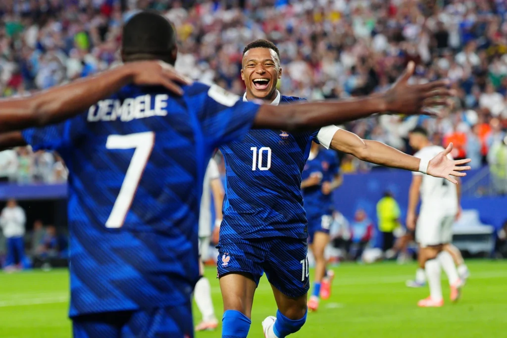 Francia se impone 3-0 a Irak en partido con interrupción por tormenta