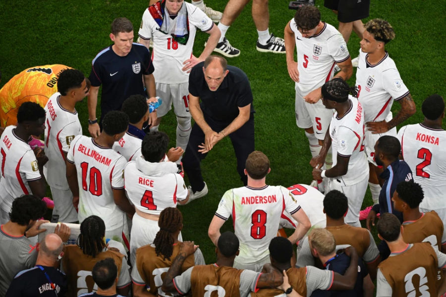 Seleccionador de Inglaterra Tuchel pide a la FIFA mover a fotógrafos que le tapan en el himno en el Mundial