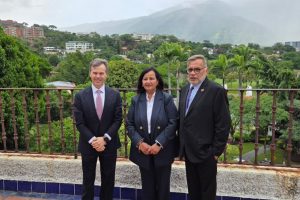 El mensaje que dejó John Barrett tras reunirse con Dinorah Figuera