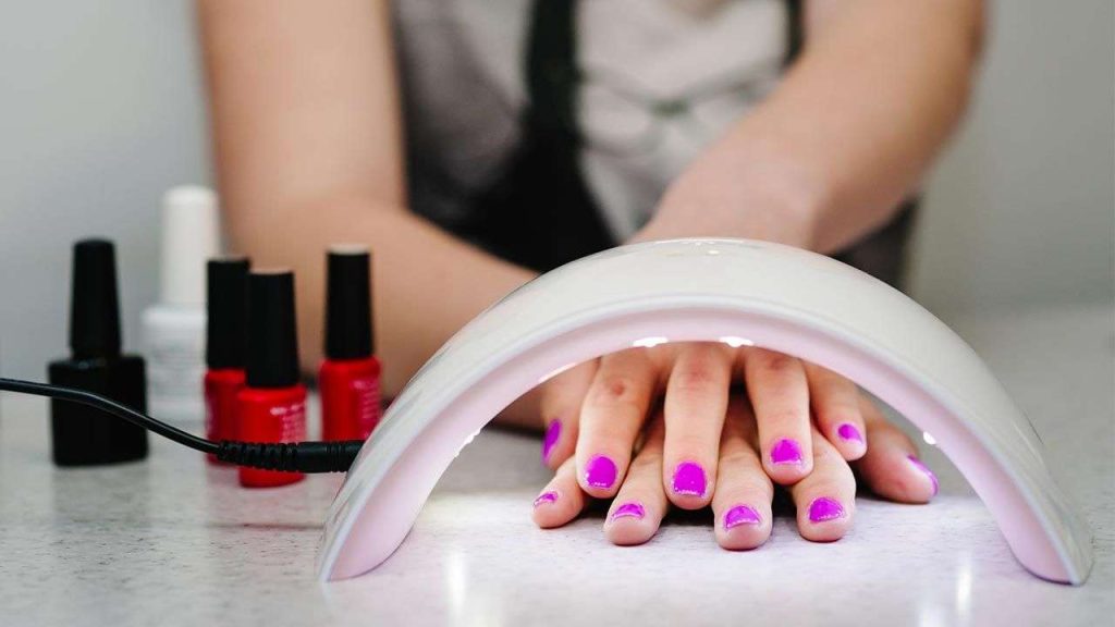 Las uñas corren riesgos con pinturas de gel