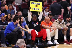 Los Knicks subastan 2 asientos VIP por 1 millón de dólares para el juego 3 de las Finales de la NBA