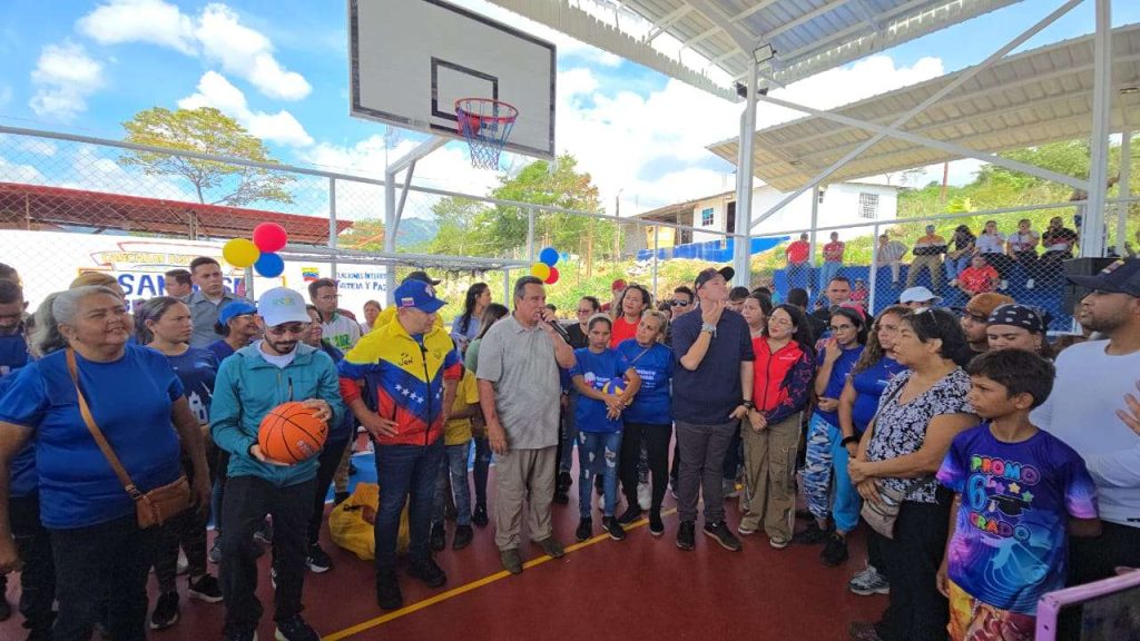 Más de 1.000 familias de Valera estrenan cancha de usos múltiples