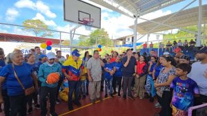 Más de 1.000 familias de Valera estrenan cancha de usos múltiples