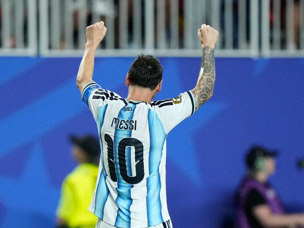 Messi hace historia con triplete en el debut de Argentina