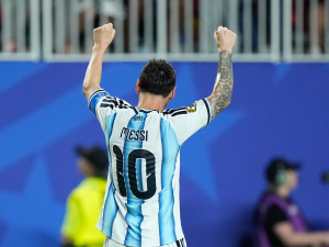 Messi hace historia con triplete en el debut de Argentina