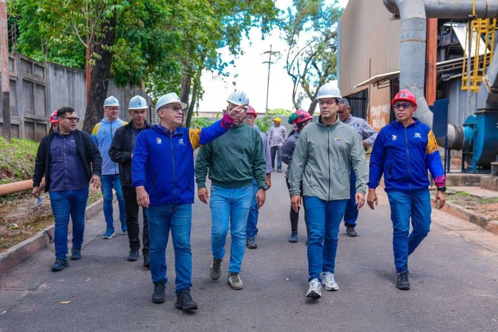 Ministro Héctor Silva inspecciona planta de calcinación de Carbonorca en Bolívar