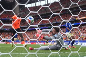 Países Bajos vapulea 5-1 a Suecia y lidera el Grupo F