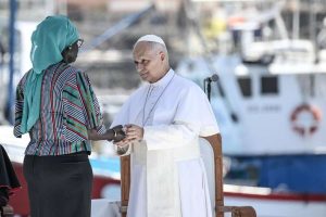Papa León XIV critica la indiferencia hacia los inmigrantes