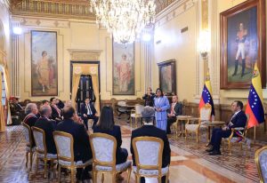 Presidenta (E) Delcy Rodríguez condecora al equipo defensor de la Guayana Esequiba