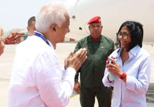 Presidenta (E) Delcy Rodríguez es recibida por las autoridades locales de Jamnagar