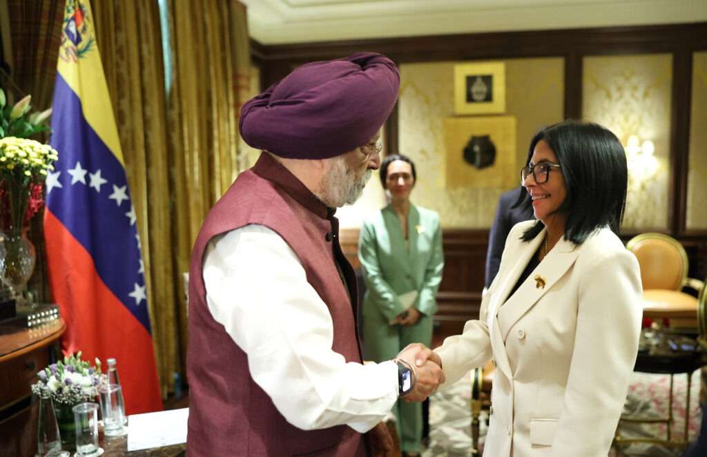 Presidenta (E) evalúa proyectos energéticos con ministro de la India