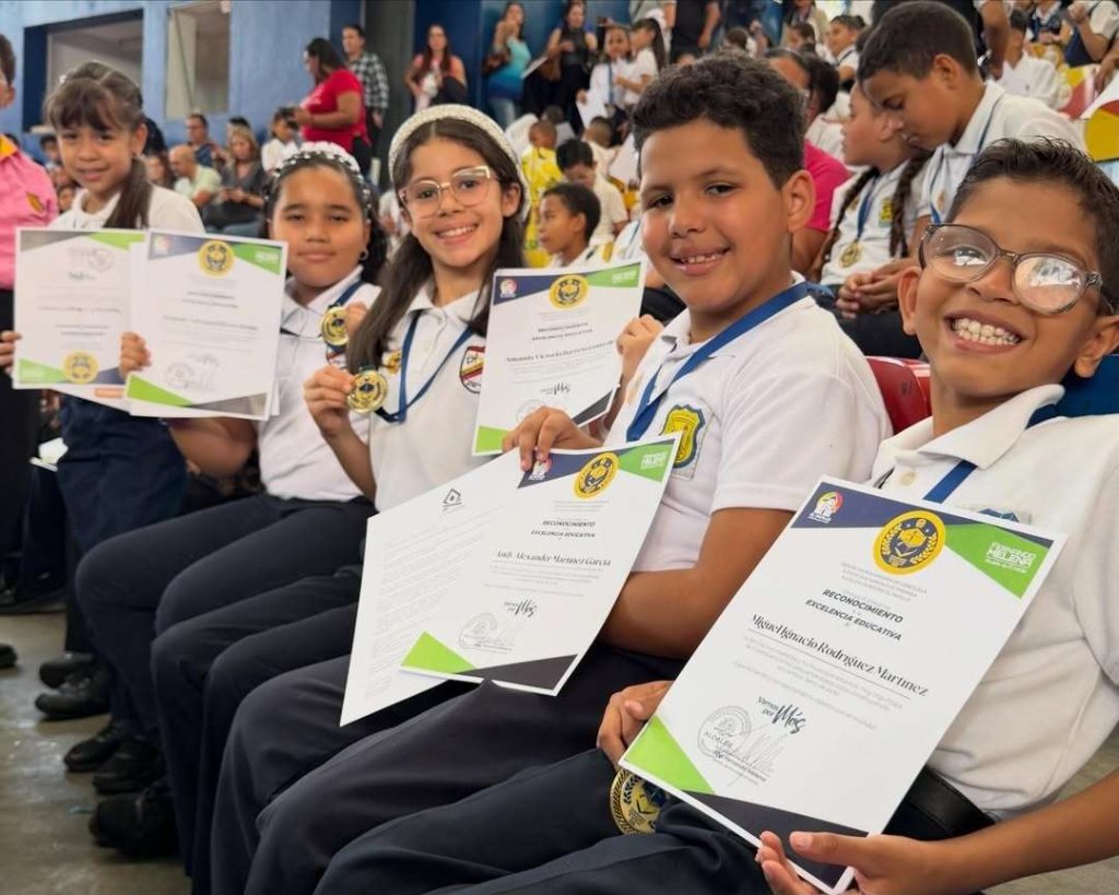 Reconocen a escolares del municipio El Hatillo