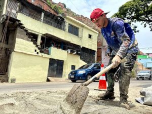 Rehabilitan vía y fachadas de viviendas en El Valle