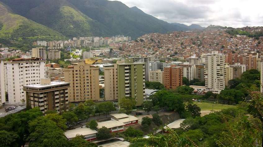 Ruptura desata lío en un edificio entre padres de exnovios