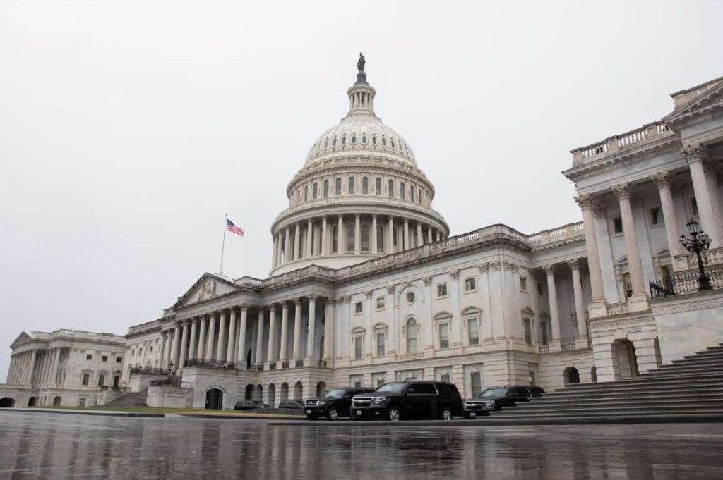 Senado de EEUU vota a favor de poner fin a la guerra contra Irán