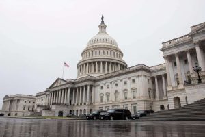 Senado de EEUU vota a favor de poner fin a la guerra contra Irán
