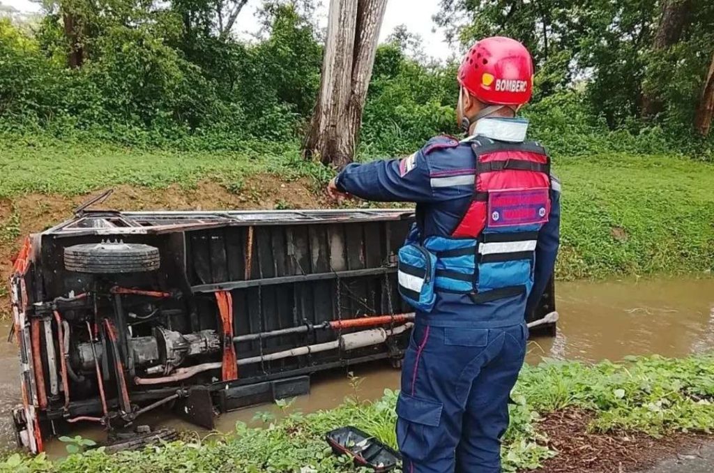 Siete heridos tras volcamiento de una buseta en Cojedes