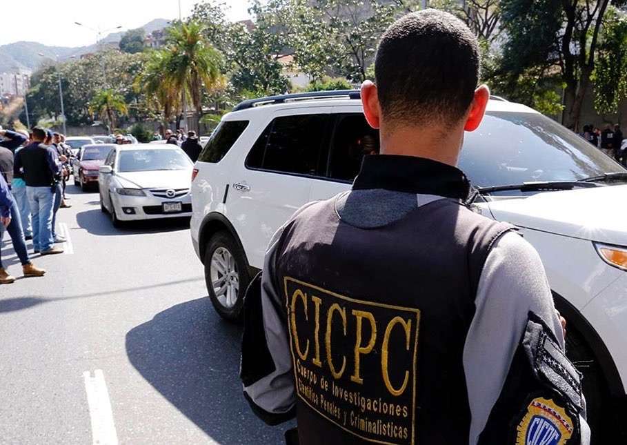 Usó prendas policiales para cometer un atraco