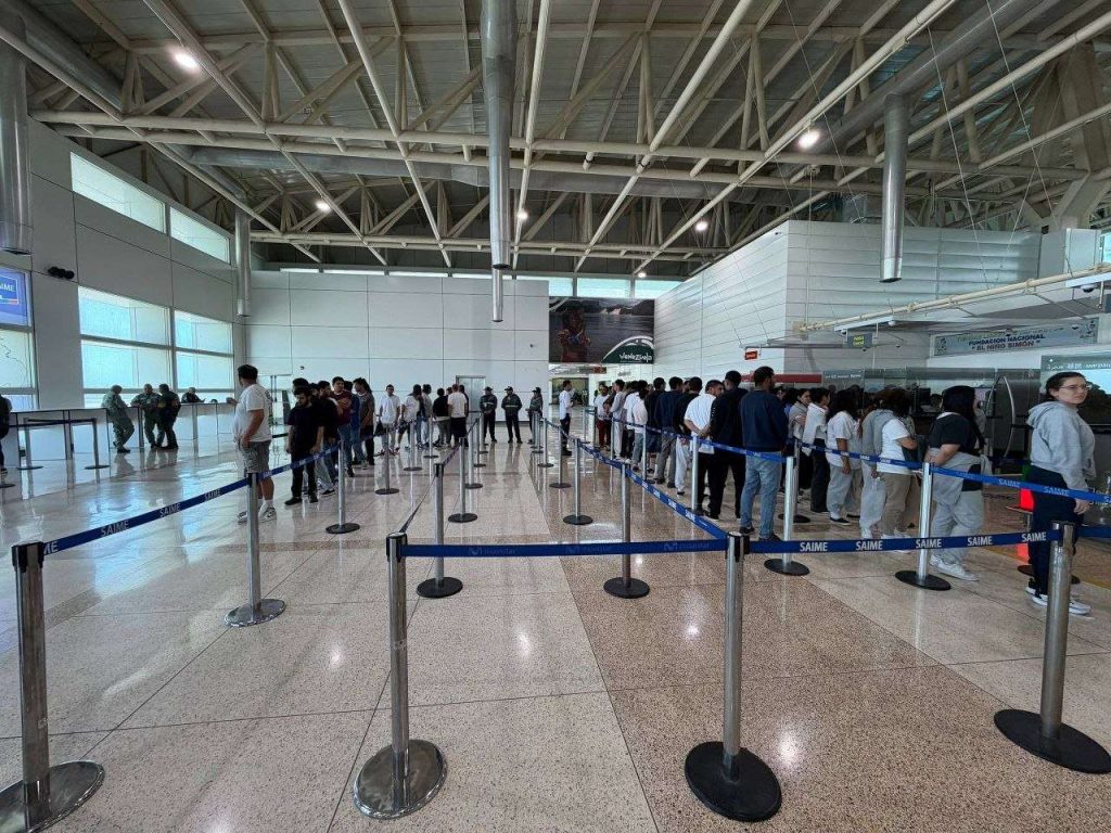 Vuelo con 124 venezolanos repatriados desde Miami aterrizó en Maiquetía