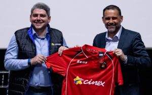 Caracas FC y CINEX sellan alianza histórica que une fútbol y cine en Venezuela