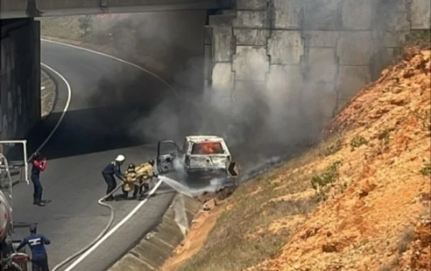 Muere una joven al incendiarse un vehículo en el estado Miranda