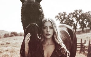 Karliam revive “Caballo Viejo” con una versión bailable que fusiona cumbia y esencia venezolana