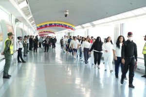 Fedecámaras y la OIM acuerdan planes de reinserción laboral para migrantes repatriados
