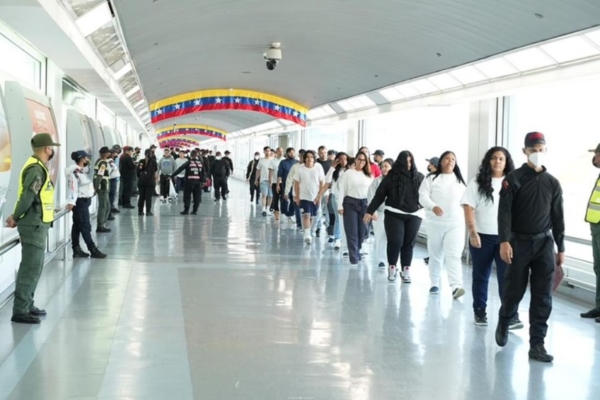 Fedecámaras y la OIM acuerdan planes de reinserción laboral para migrantes repatriados