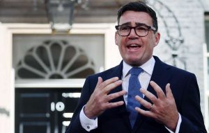 Andy Burnham asume como primer ministro y cambia gabinete en Reino Unido