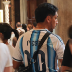 Argentinos rezan ante la tumba del papa Francisco antes de la final del Mundial