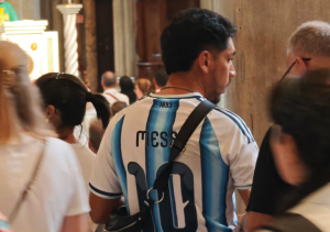 Argentinos rezan ante la tumba del papa Francisco antes de la final del Mundial