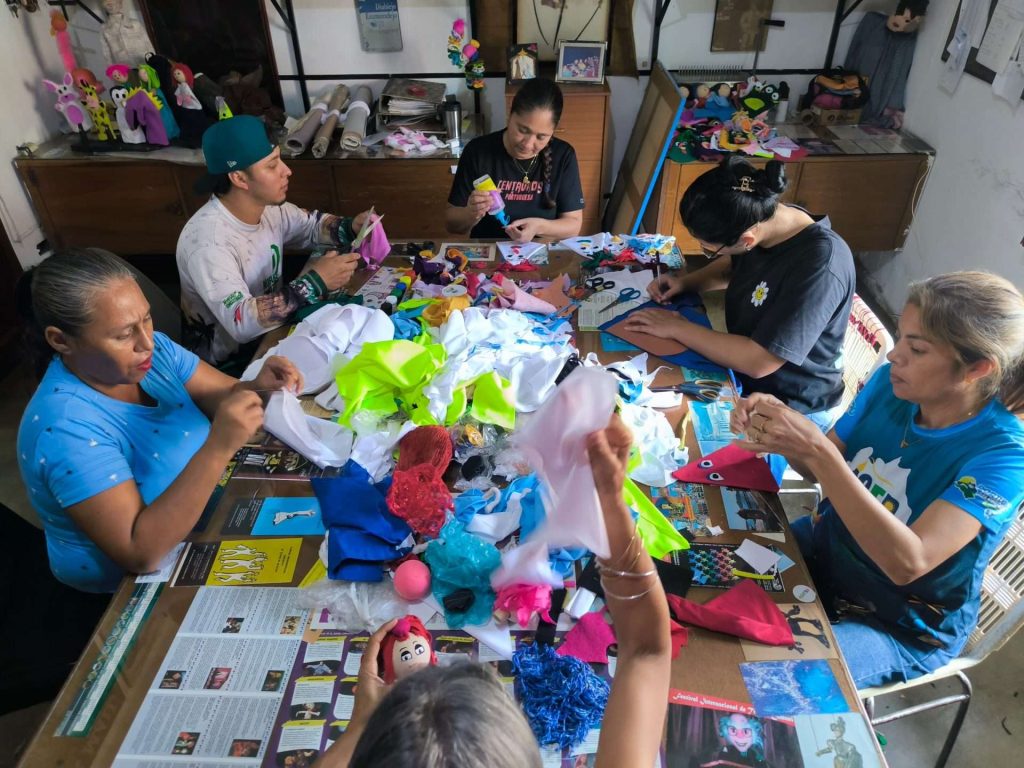 Artesanos de Portuguesa y Sucre fabrican juguetes para niños tras sismos