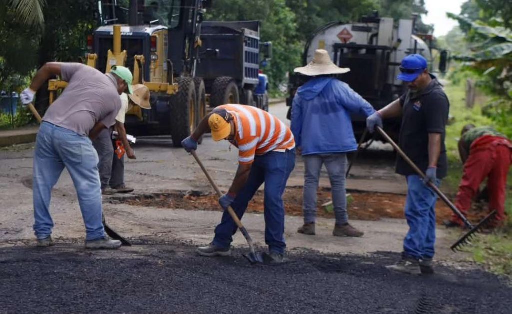 Asfaltan 10 km del eje vial Guasina-Palo Blanco en Tucupita