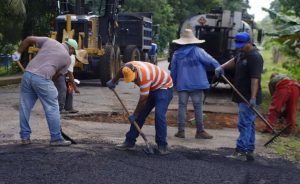 Asfaltan 10 km del eje vial Guasina-Palo Blanco en Tucupita