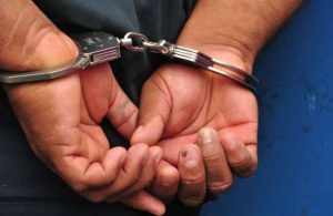 Atrapado por amenazar a su novia con un cuchillo