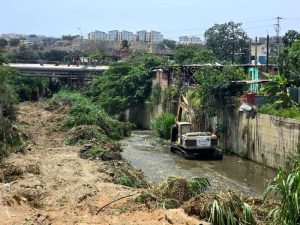 Avanzan labores de remoción de sedimentos en el río Tacagua en La Guaira
