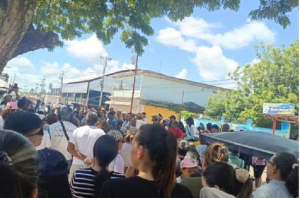 Un grupo de hombres armados dispersó la protesta
