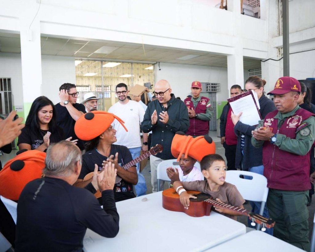 Brindan atención integral a 70 familias en campamento transitorio de Catia