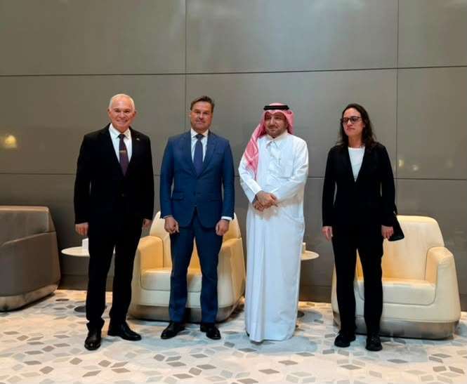 Canciller Félix Plasencia viajó a Qatar para transmitir condolencias por fallecimiento de Emir Padre
