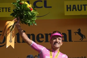 Carapaz remata con clase y gana la 18va etapa del Tour de Francia, Pogacar mantiene liderato general