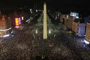 Festejos multitudinarios en Argentina tras el paso a la final del Mundial