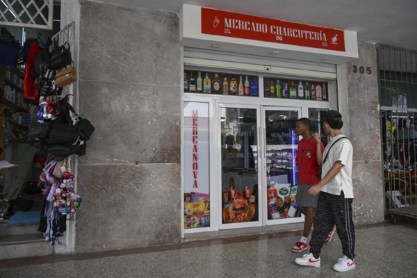 Cuba da una "importancia particular" a las reformas en comercio exterior y la inversión