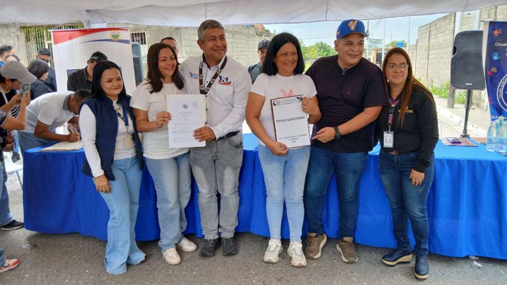 Comunidad yaracuyana recibe títulos de sus viviendas tras 25 años