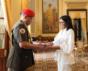 Delcy Rodríguez recibe lista de ascensos militares para revisión y ratificación oficial