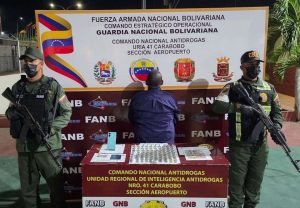 Detienen a sujeto con 91 dediles de droga en el Aeropuerto Arturo Michelena