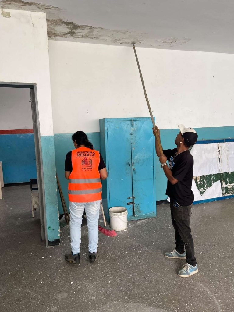 Dotan insumos para recuperar escuelas de Guaicaipuro