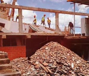 Ejecutan demolición controlada de estructuras colapsadas por sismos