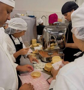 Empresarios carabobeños se unen a preparar comidas diarias a refugiados