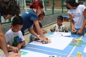 Entregan kits educativos a niños en campamentos de Caracas