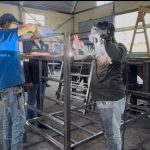 Familia de Guayana fabrica literas y camas para afectados del terremoto 